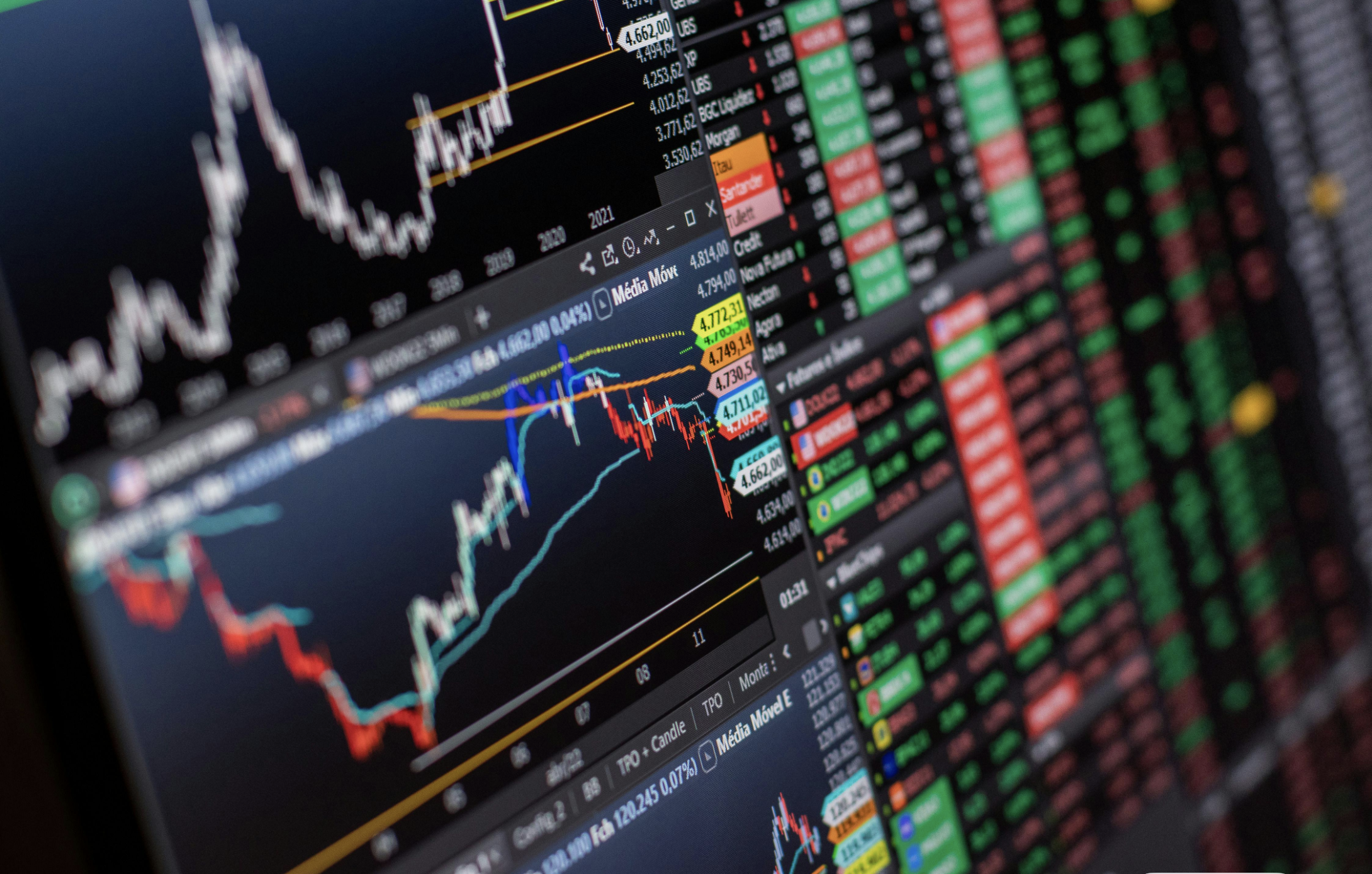 Image illustrating warning signs associated with Vantagesyncs.live, focusing on issues like lack of regulation and user complaints.